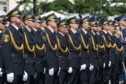 Funkcjonariusze w mundurach podczas uroczystości, stoją w szeregu.