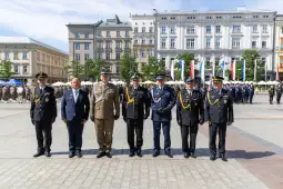 Ceremonia wojskowa z udziałem wysokich rangą oficerów i przedstawicieli władz.