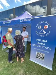 Ludzie rozmawiają przy namiocie Polskiej Rady Resuscytacji w Krakowie.
