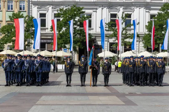 Ceremonia z udziałem straży miejskiej i flagami narodowymi.