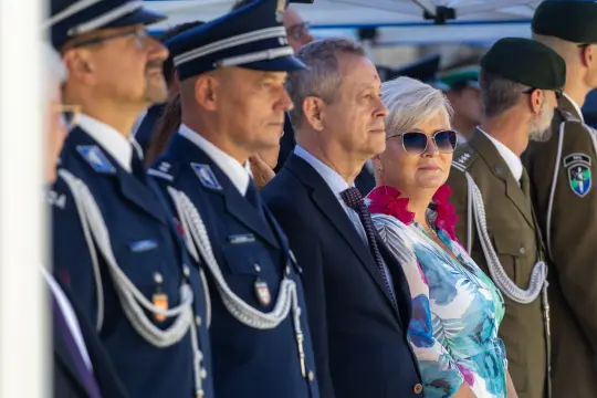 Uroczystość z udziałem przedstawicieli służb mundurowych i gości.