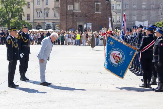 Ceremonia wojskowa z udziałem żołnierzy i oficjeli, prezentacja sztandarów.