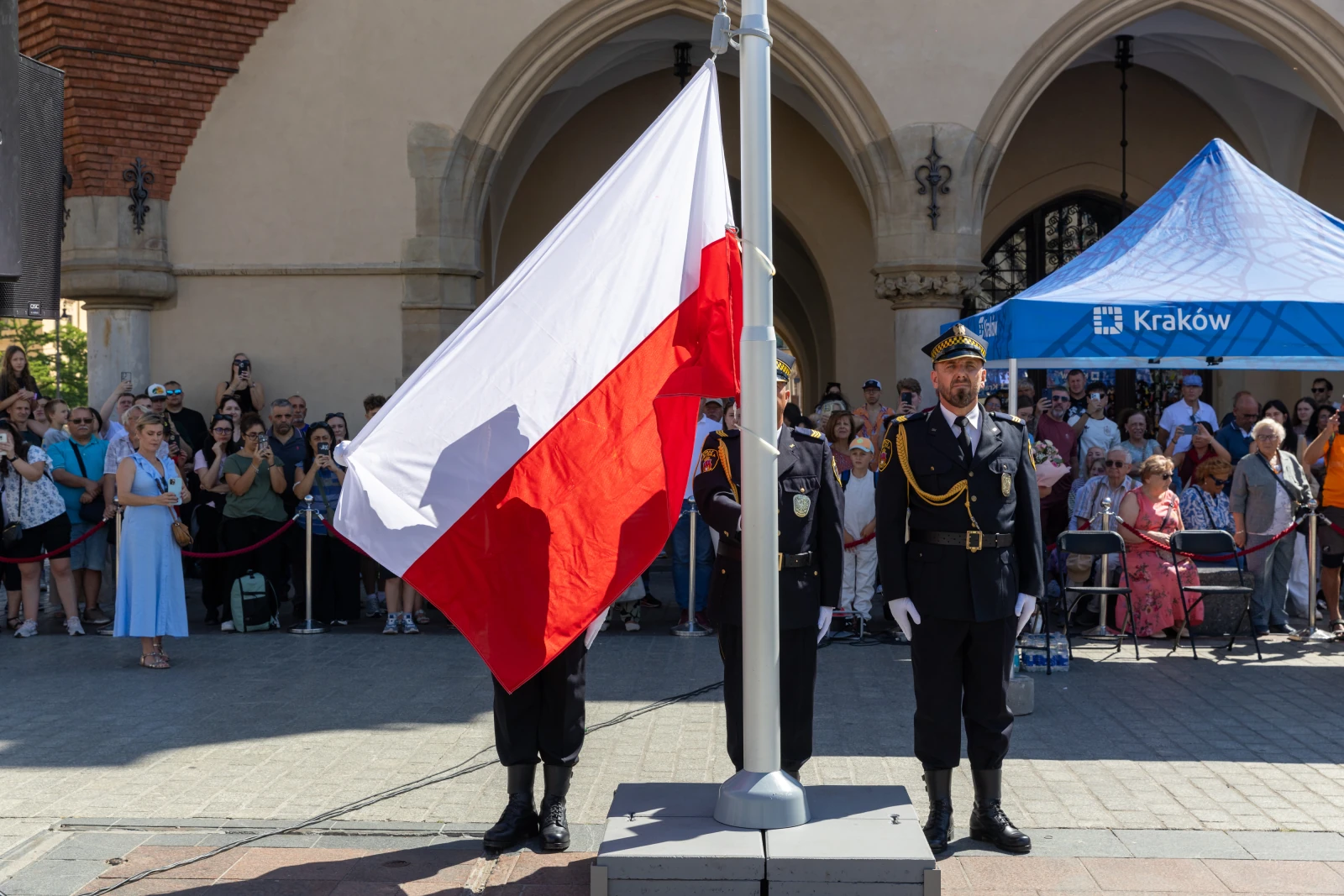 Ceremonia podnoszenia flagi Polski z udziałem strażników i zgromadzonej publiczności.  Autor: Bogusław Świerzowski