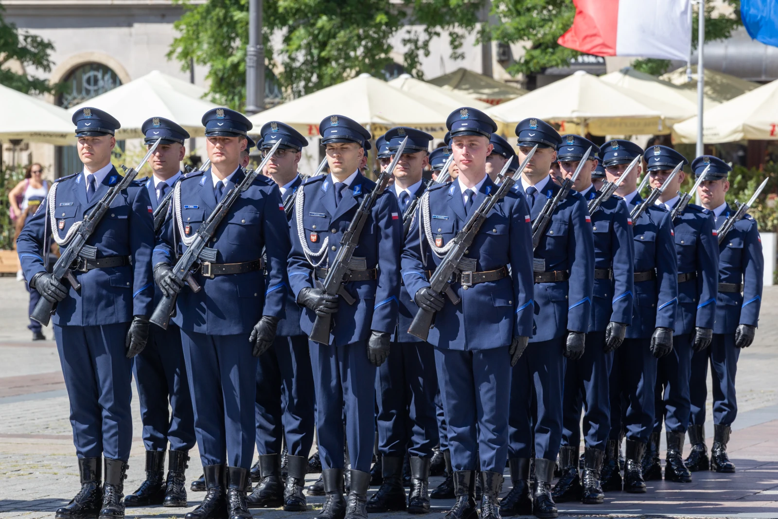 Grupa żołnierzy w mundurach, stojących w szeregu z bronią w ręku.  Autor: Bogusław Świerzowski