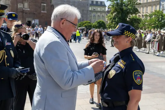 Wręczenie odznaczenia funkcjonariuszowi służb mundurowych podczas uroczystości.