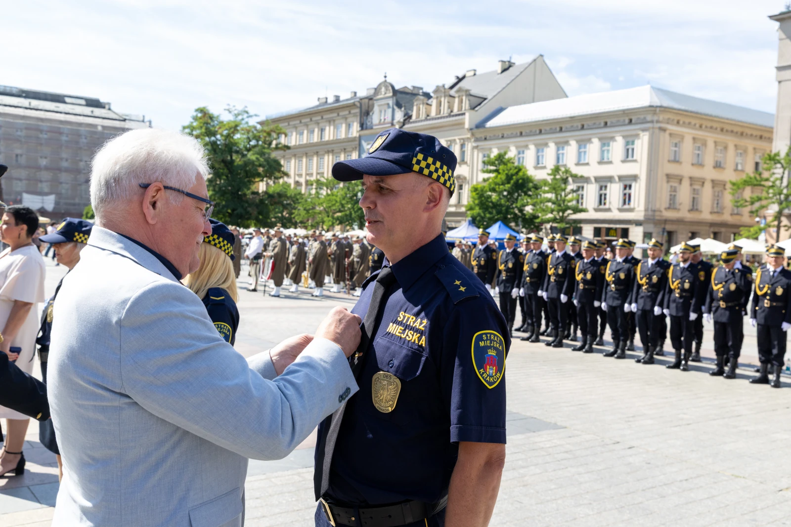 Ceremonia wręczenia odznaczenia strażakowi miejskiego.  Autor: Bogusław Świerzowski
