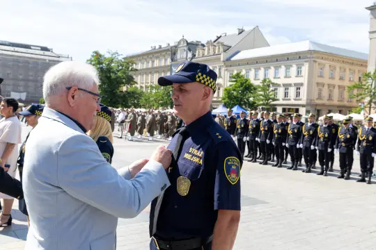 Ceremonia wręczenia odznaczenia strażakowi miejskiego.