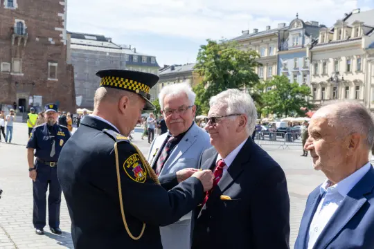 Uroczystość wręczenia odznaczeń na placu w mieście.