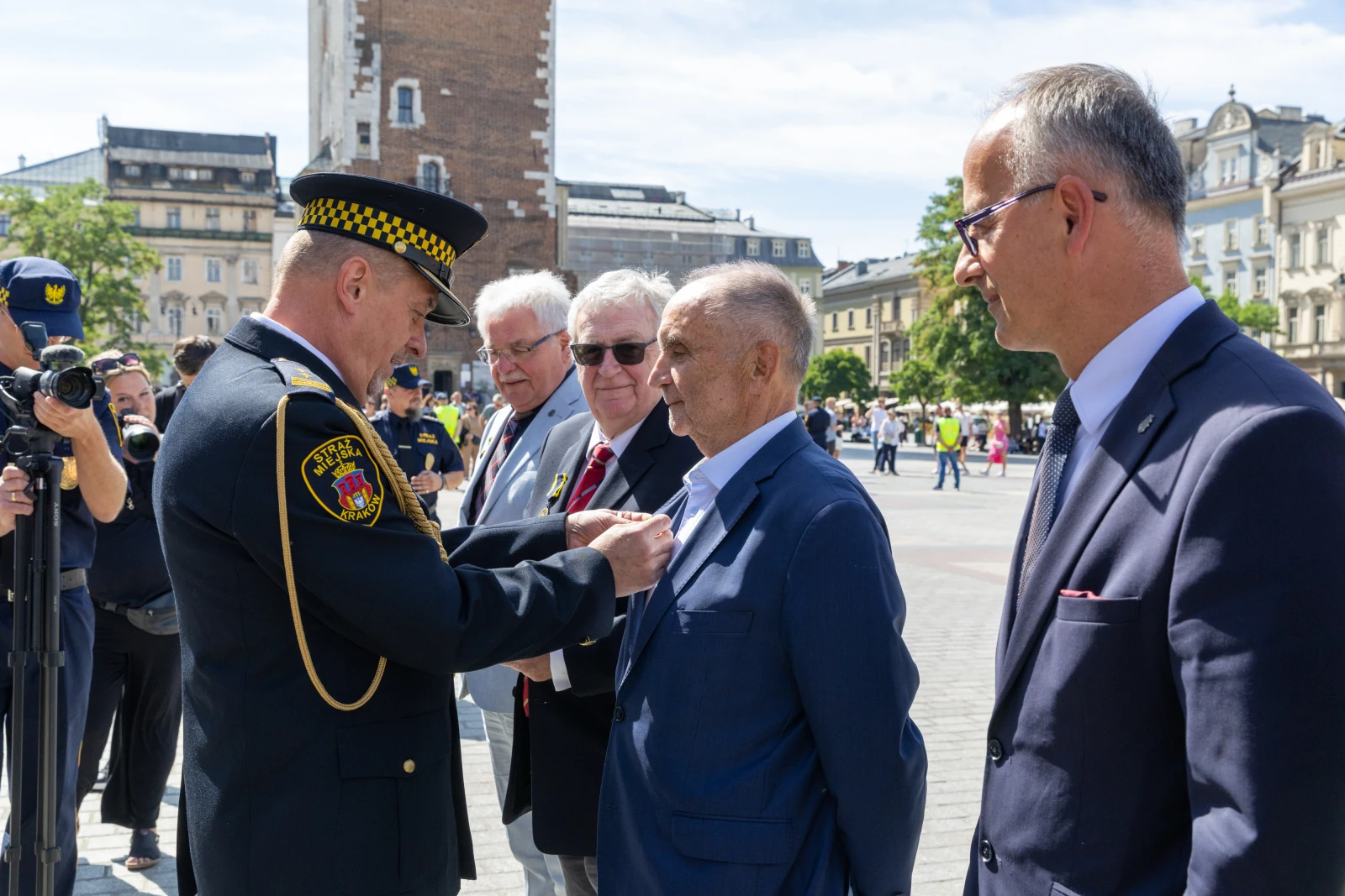 Ceremonia wręczenia odznaczenia mężczyźnie przez funkcjonariusza w mundurze.  Autor: Bogusław Świerzowski