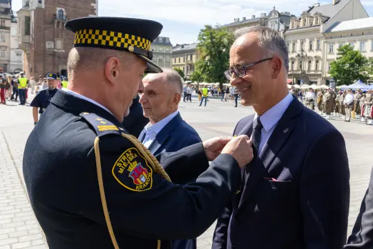 Ceremonia wręczenia odznaczenia przez funkcjonariusza policji.
