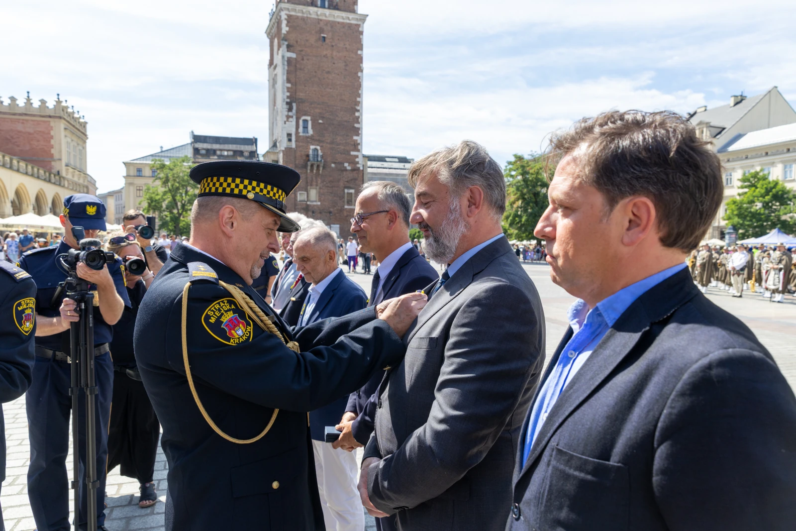 Ceremonia wręczenia odznaczeń na placu w Krakowie.  Autor: Bogusław Świerzowski