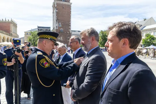 Ceremonia wręczenia odznaczeń na placu w Krakowie.