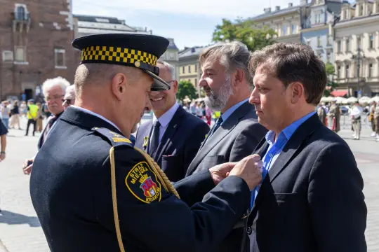 Ceremonia wręczenia odznaczeń na placu w mieście.