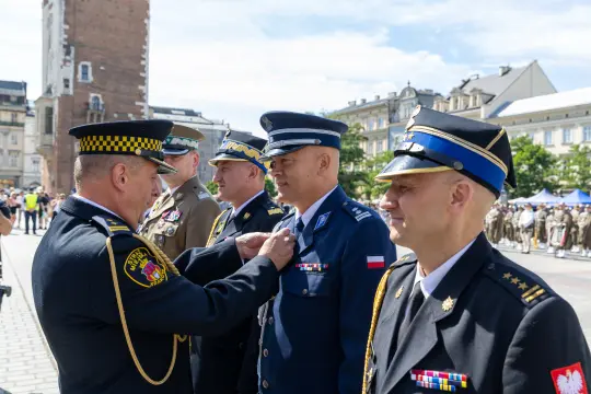 Ceremonia wręczenia odznaczeń wojskowych na placu w mieście.