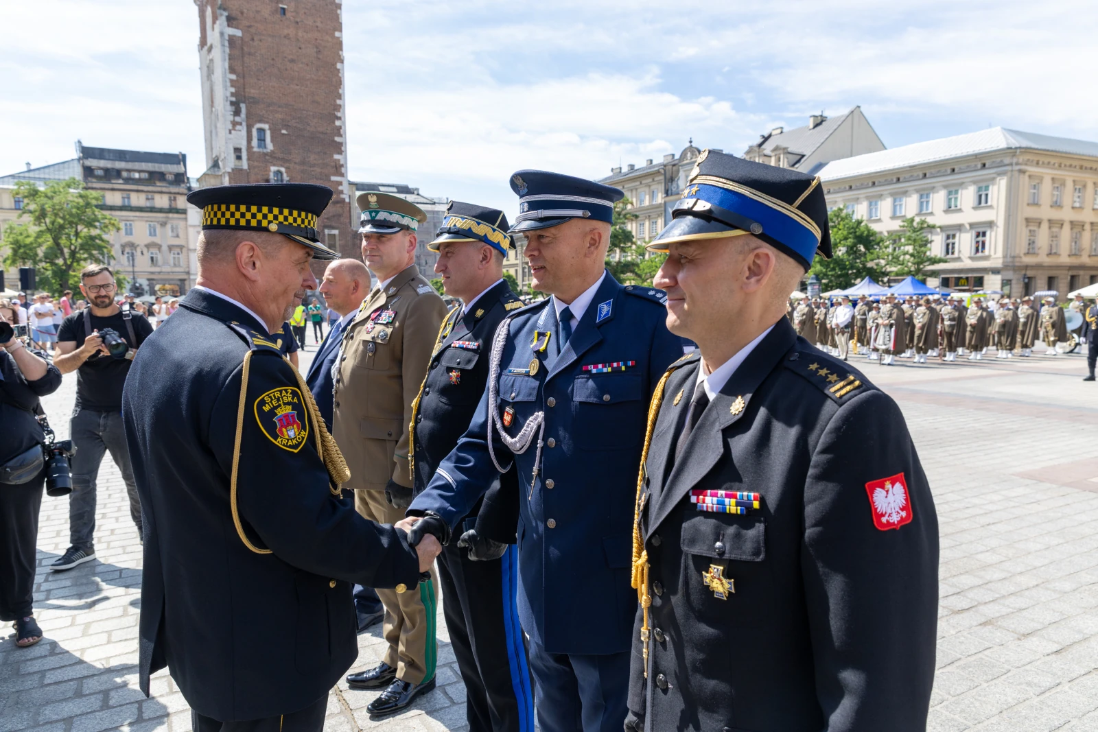 Ceremonia wojskowa z przedstawicielami różnych służb mundurowych w trakcie powitania.  Autor: Bogusław Świerzowski