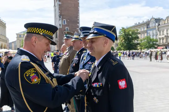 Ceremonia wręczenia odznaczeń wojskowych na rynku w Krakowie.