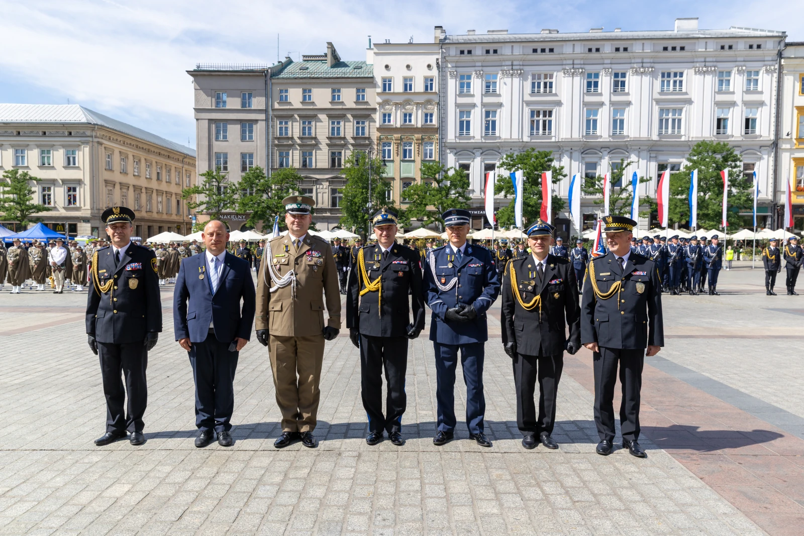 Ceremonia wojskowa z udziałem wysokich rangą oficerów i flagami narodowymi.  Autor: Bogusław Świerzowski