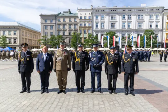 Ceremonia wojskowa z udziałem wysokich rangą oficerów i flagami narodowymi.