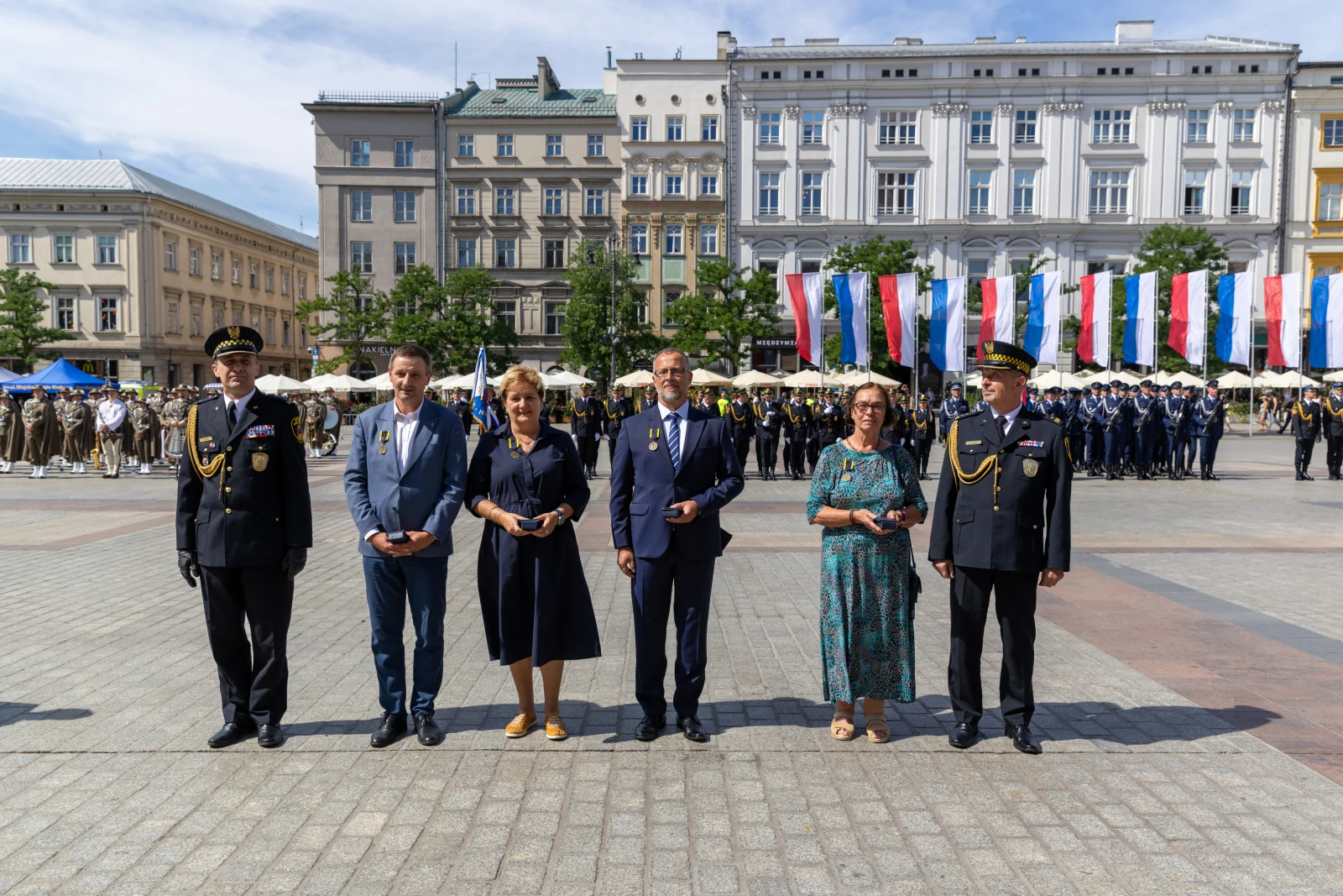 Uroczystość z udziałem przedstawicieli władz i wojska na placu, flagi w tle.  Autor: Bogusław Świerzowski
