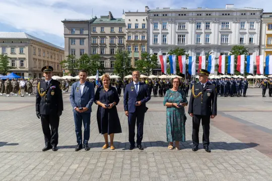 Uroczystość z udziałem przedstawicieli władz i wojska na placu, flagi w tle.