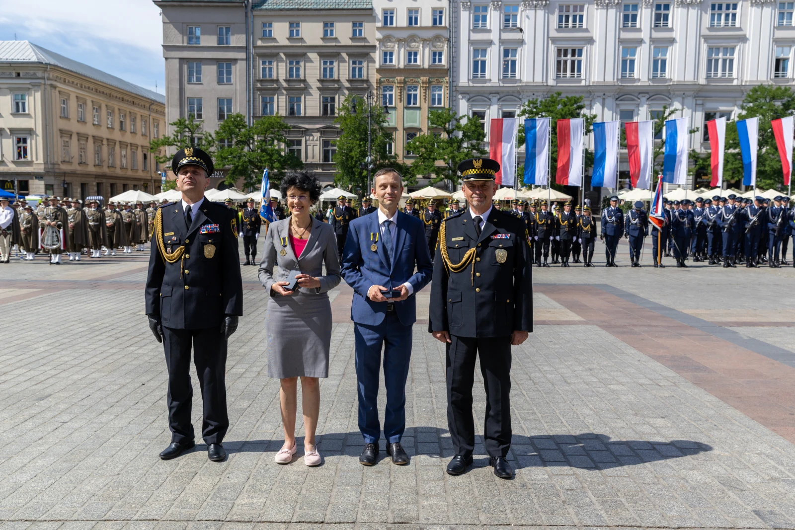 Ceremonia z udziałem wojskowych i przedstawicieli władz, flagi w tle.  Autor: Bogusław Świerzowski