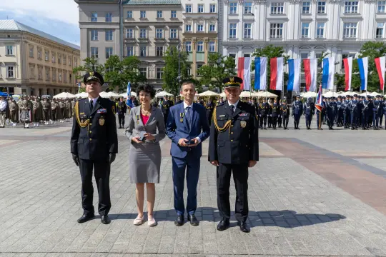 Ceremonia z udziałem wojskowych i przedstawicieli władz, flagi w tle.
