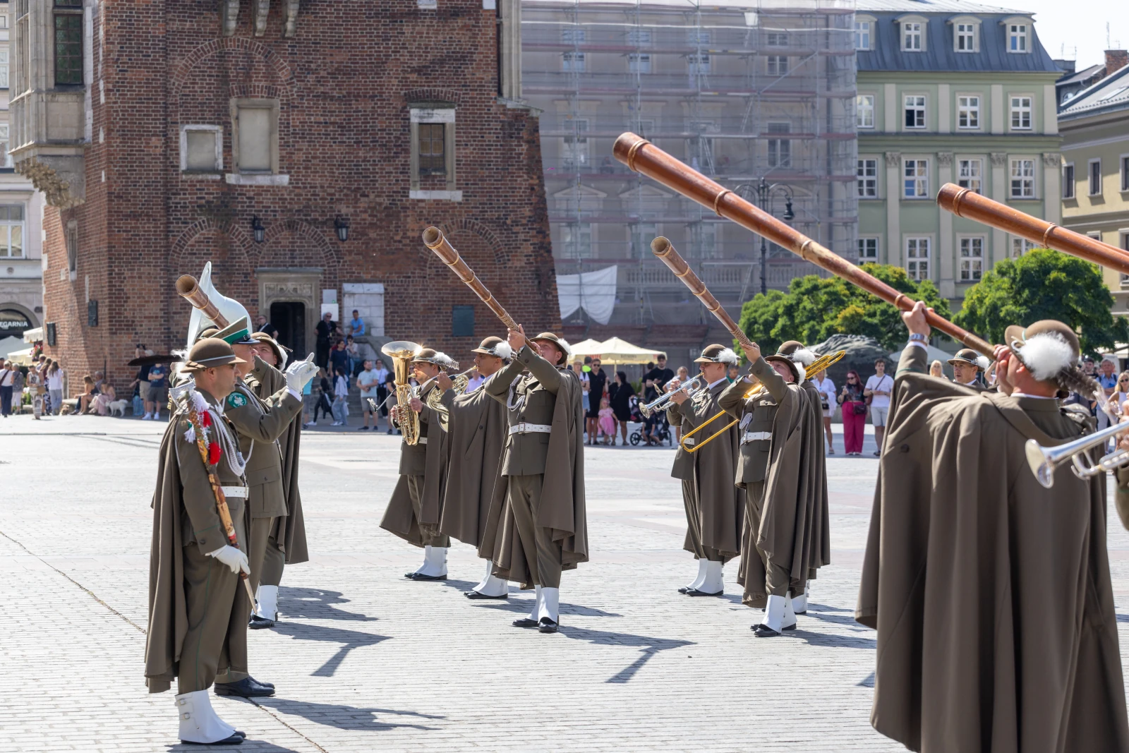 Ceremonialna parada z muzykami w tradycyjnych strojach na tle historycznej architektury.  Autor: Bogusław Świerzowski