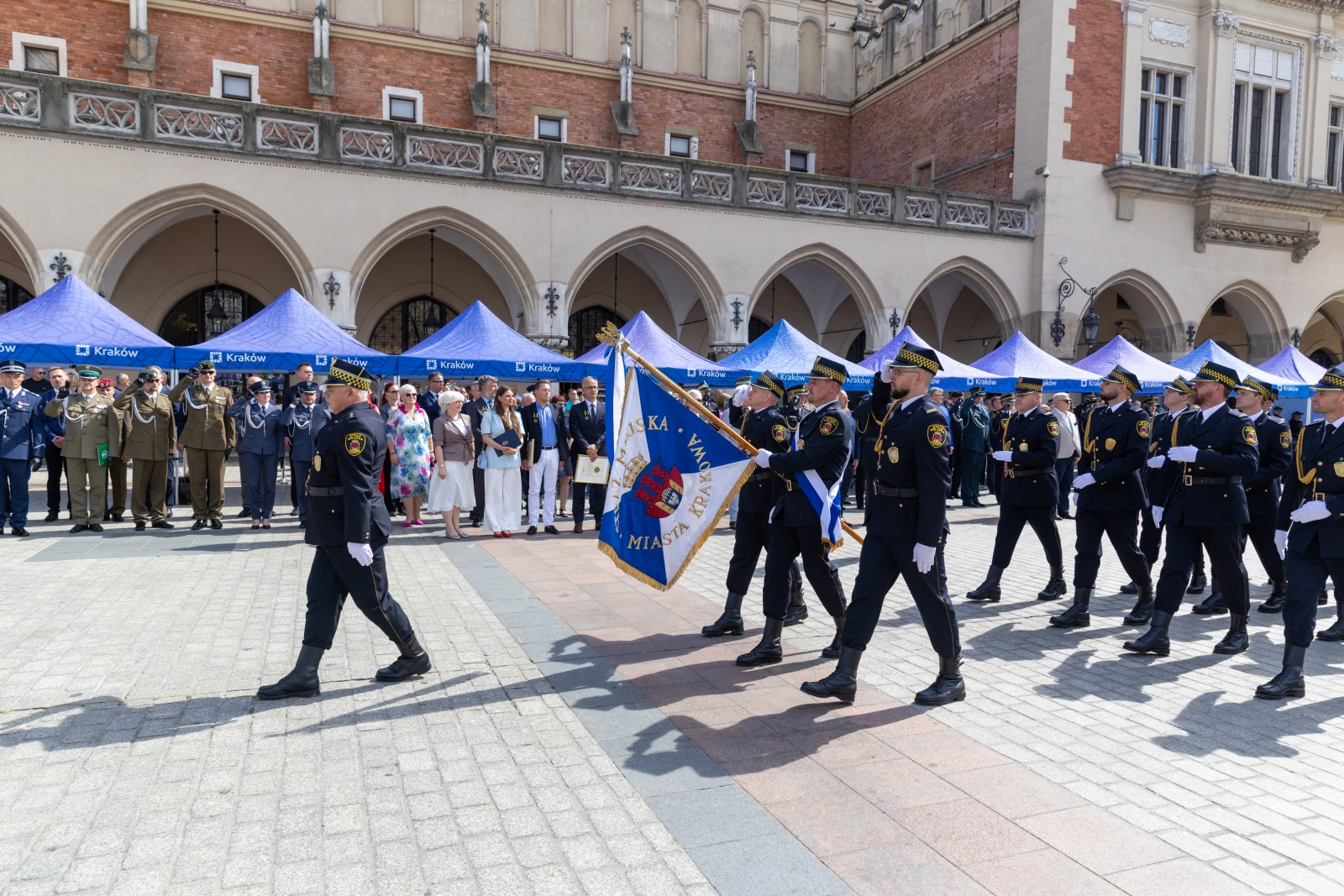 Parada z udziałem strażaków i przedstawicieli służb mundurowych na rynku w Krakowie.  Autor: Bogusław Świerzowski