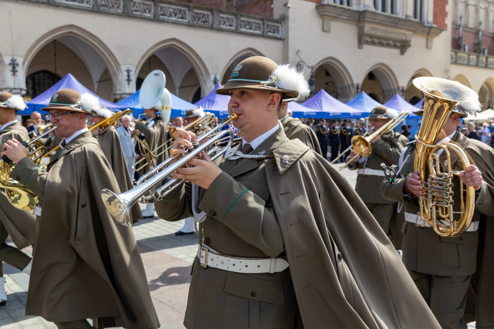 Muzycy w mundurach grający na instrumentach dętych podczas parady.  Autor: Bogusław Świerzowski
