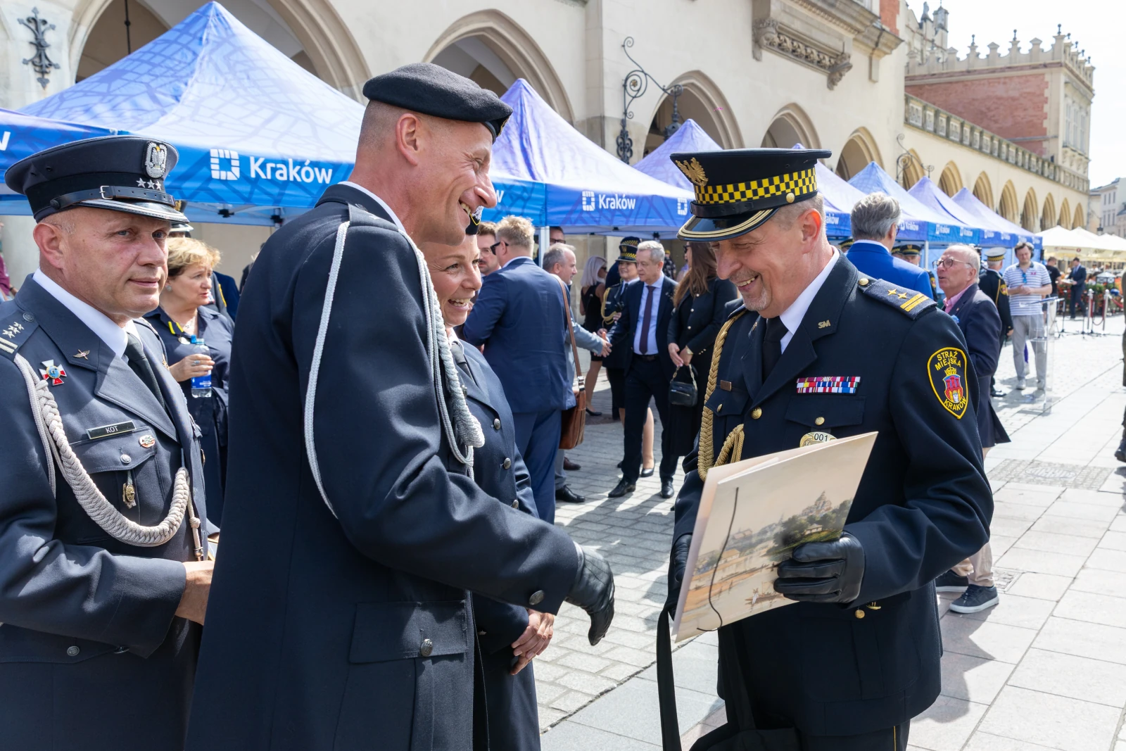 Spotkanie przedstawicieli służb mundurowych na krakowskim rynku.  Autor: Bogusław Świerzowski