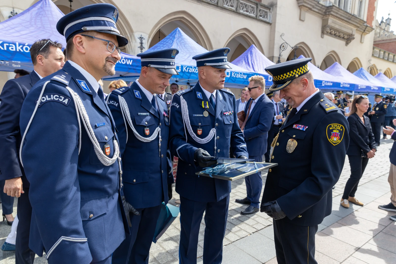 Ceremonia wręczenia odznaczeń policjantom na krakowskim rynku.  Autor: Bogusław Świerzowski