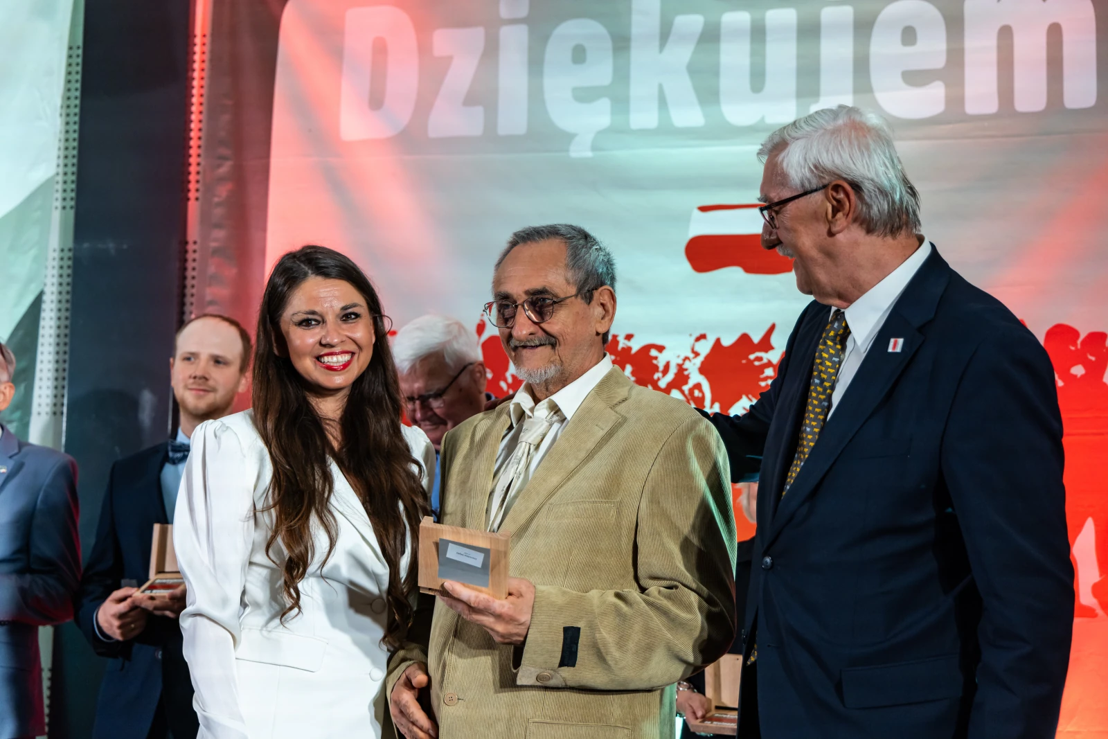 Uroczystość wręczenia nagród, uśmiechnięci laureaci i organizatorzy.  Autor: Bogusław Świerzowski