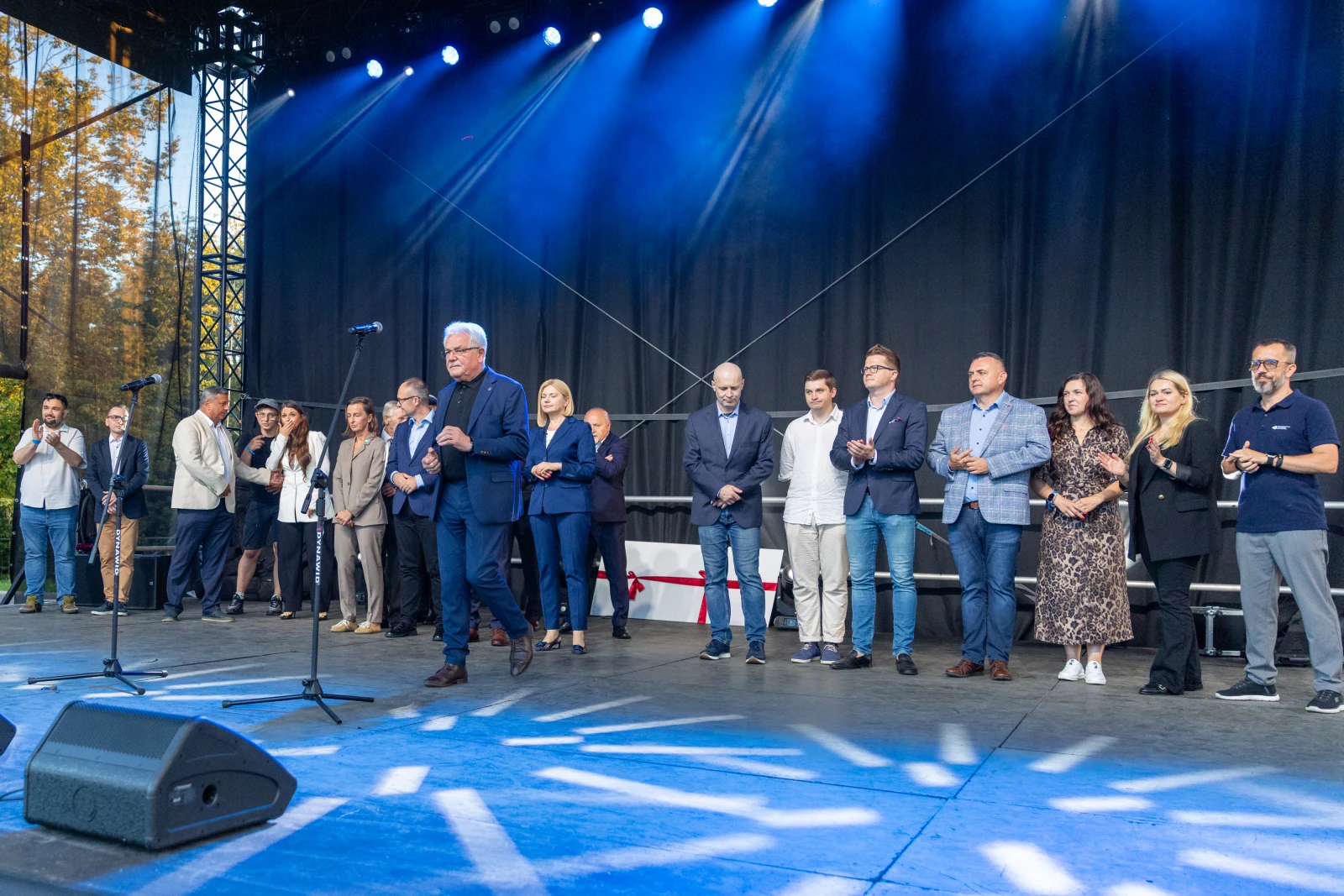 Grupa osób na scenie podczas wydarzenia, w tle oświetlenie i mikrofony.  Autor: Bogusław Świerzowski
