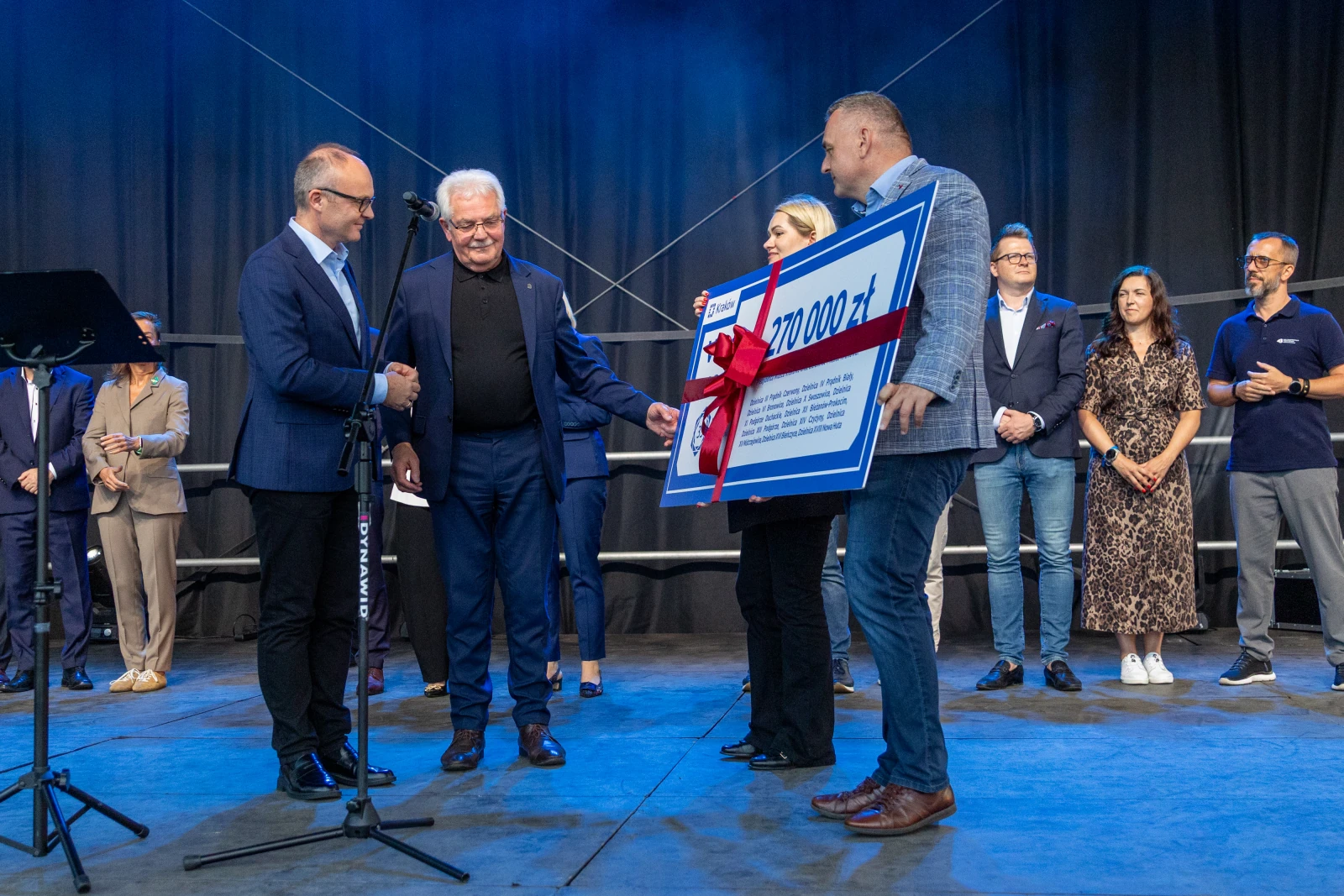 Uroczystość wręczenia symbolicznego czeku na 270 000 zł.  Autor: Bogusław Świerzowski
