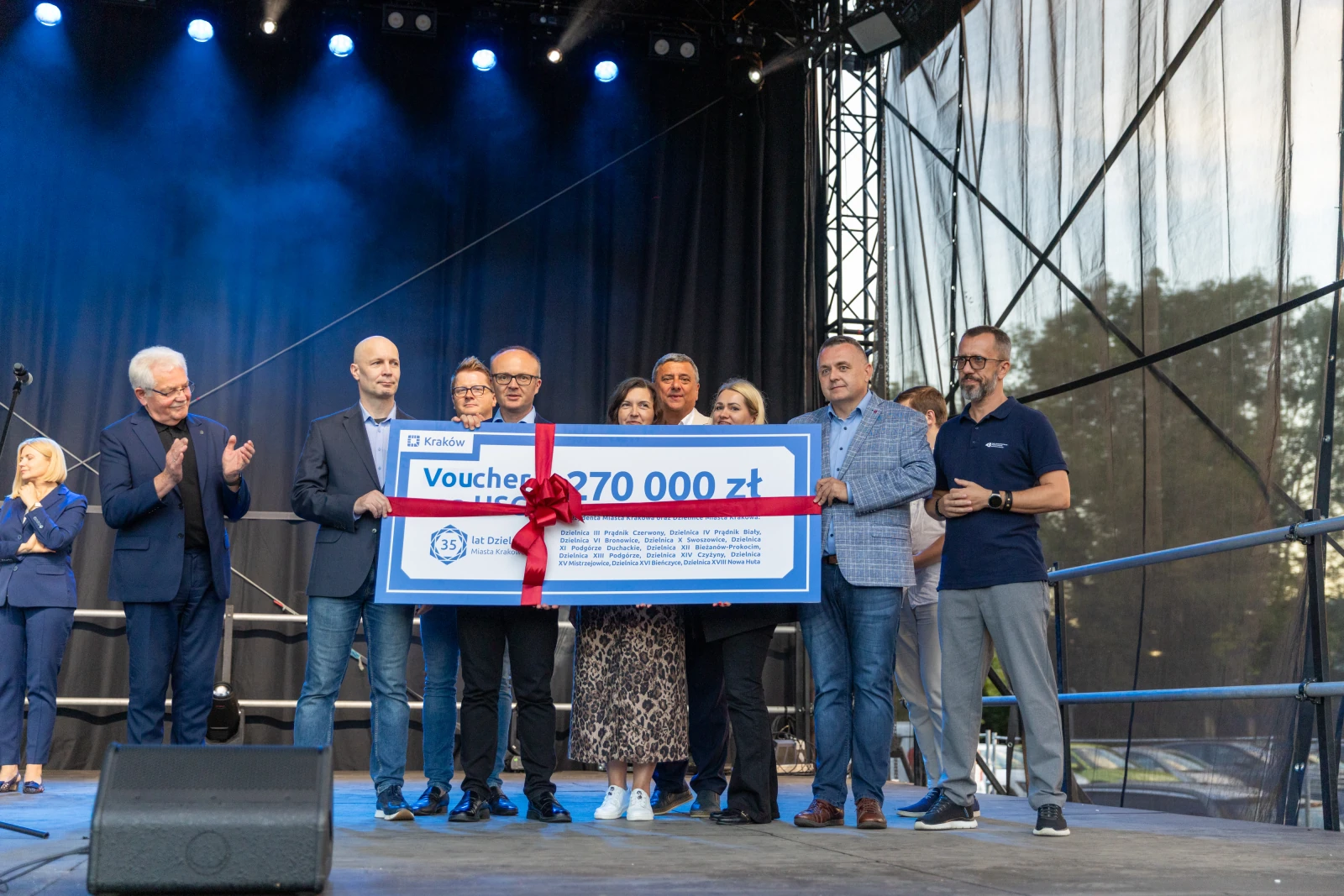 Wręczenie czeku na 370 000 zł podczas wydarzenia na scenie.  Autor: Bogusław Świerzowski