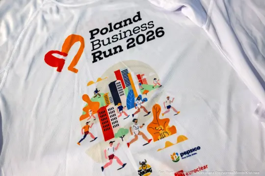 Koszulka z logo Poland Business Run 2026 i grafiką biegaczy w miejskim otoczeniu.
