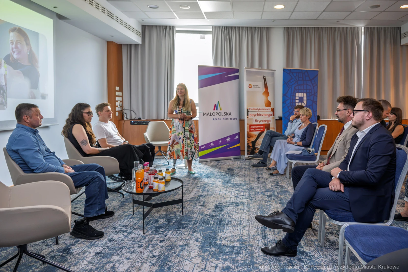 Spotkanie panelowe z uczestnikami i publicznością w nowoczesnej sali konferencyjnej.  Autor: Piotr Wojnarowski