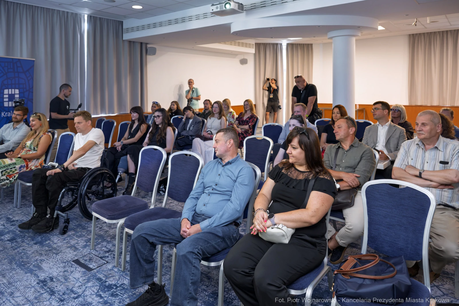 Grupa ludzi siedzących na sali konferencyjnej podczas wydarzenia.  Autor: Piotr Wojnarowski