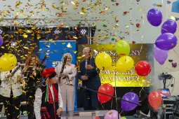 Uroczystość z balonami, konfetti i występem artystycznym.
