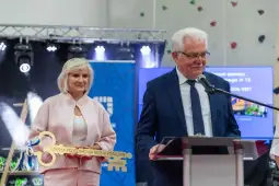 Uroczystość wręczenia klucza do nowej szkoły podstawowej w Krakowie.