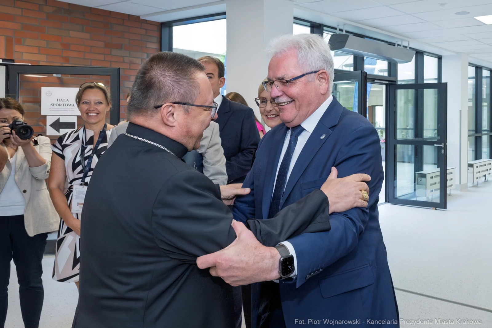 Spotkanie dwóch mężczyzn w formalnych strojach, uściski i uśmiechy.  Autor: Piotr Wojnarowski