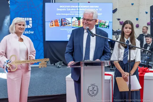 Uroczystość otwarcia nowego budynku szkoły z przemówieniem i wręczeniem klucza.