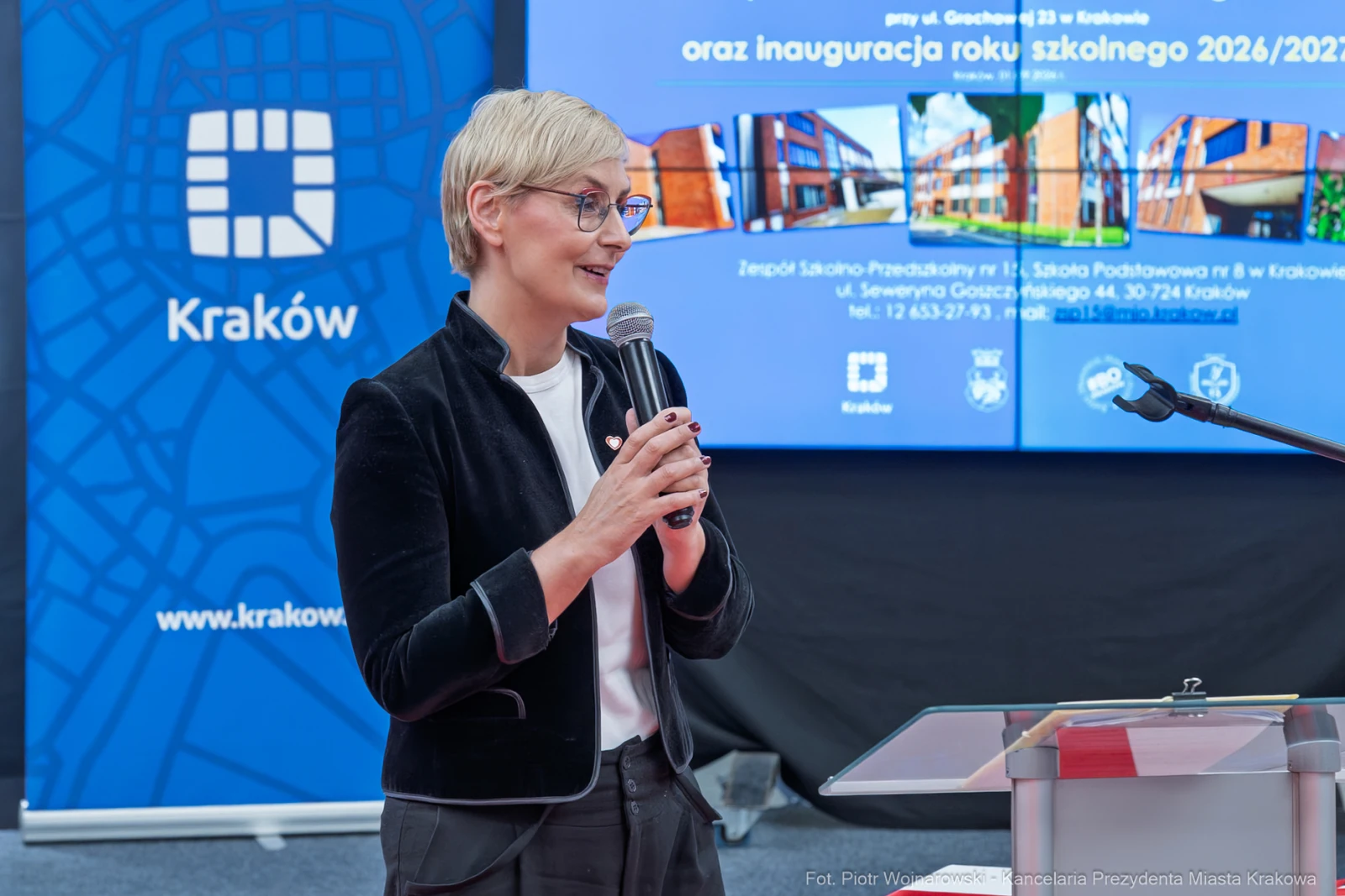 Kobieta przemawia podczas inauguracji roku szkolnego 2026/2027 w Krakowie.  Autor: Piotr Wojnarowski