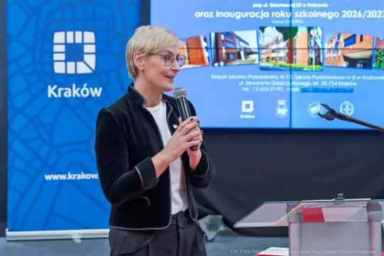 Kobieta przemawia podczas inauguracji roku szkolnego 2026/2027 w Krakowie.