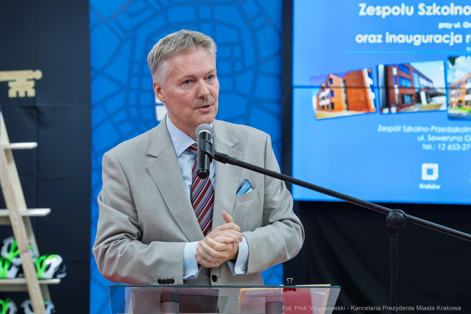 Mężczyzna przemawia przy mikrofonie podczas inauguracji w szkole.  Autor: Piotr Wojnarowski