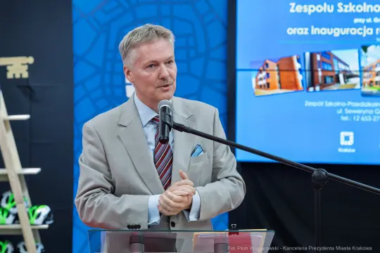 Mężczyzna przemawia przy mikrofonie podczas inauguracji w szkole.