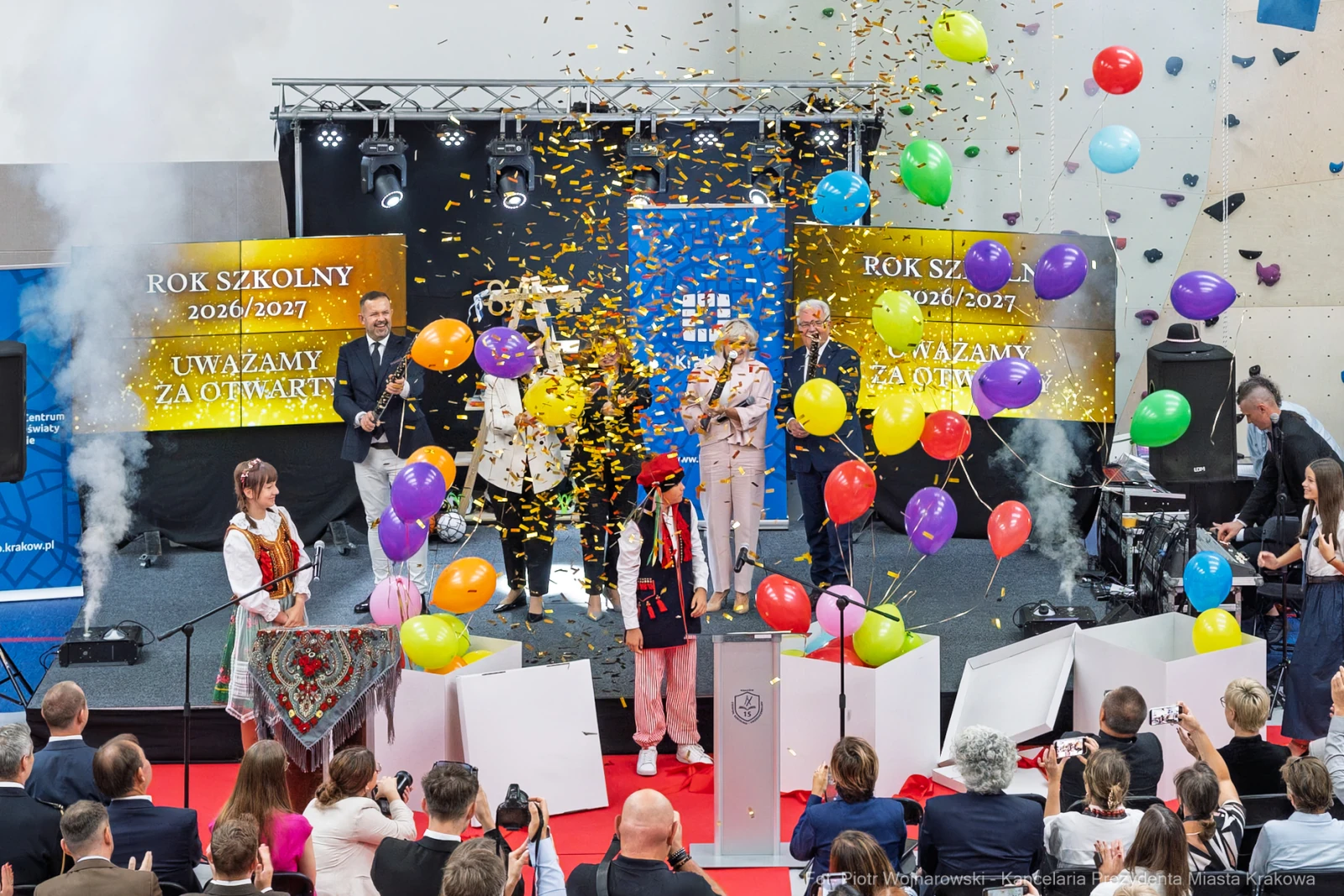 Uroczystość otwarcia roku szkolnego z balonami i konfetti.  Autor: Piotr Wojnarowski