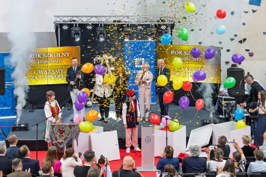 Uroczystość otwarcia roku szkolnego z balonami i konfetti.