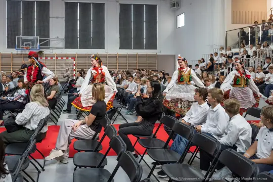 Tradycyjny taniec ludowy w wykonaniu artystów w stroju regionalnym podczas występu.