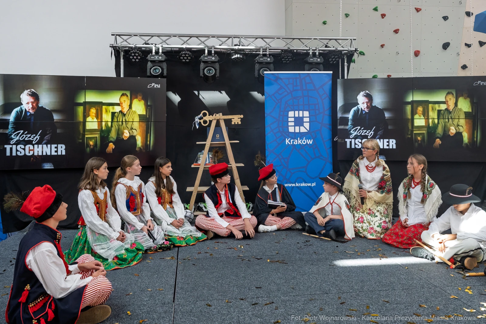 Grupa osób w tradycyjnych strojach ludowych podczas wydarzenia kulturalnego w Krakowie.  Autor: Piotr Wojnarowski